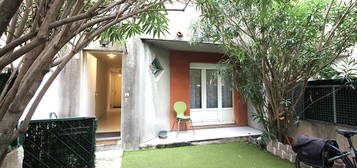 NIMES dans une petite copropriété maison de type 5 d'environ 100m² avec jardin et garage.