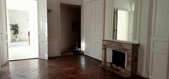 APPARTEMENT BOURGEOIS DE 180 M2 avec vue sur le palais de ju