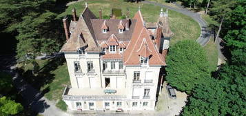 Dpt Seine et Marne (77),  CROUY SUR OURCQ à vendre,  propriété composée d'un château et de deux grands bâtiments de réception sur 27 hectares