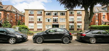 Flat for sale in Avenue Road, London N6