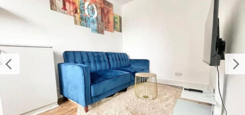 Room to rent in Room 3, Holloway Road, London N7