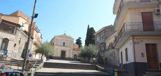 Casa indipende ristrutturata a Bronte centro