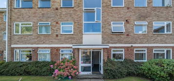 Flat to rent in Jordans Close, Guildford GU1