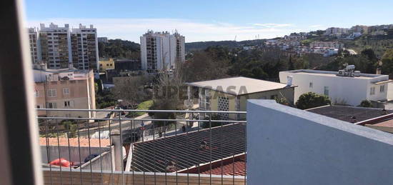 Apartamento T1 com 54 m2 em Carnaxide | Wallis Real Estate