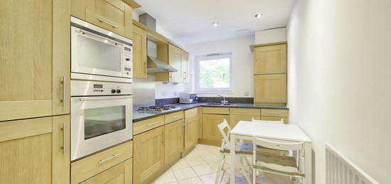 Flat to rent in Warren House, Beckford Close, Kensington W14