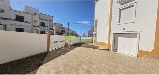 Moradia T4, remodelada, Ericeira, com 3 pisos e logradouro. Vista p...