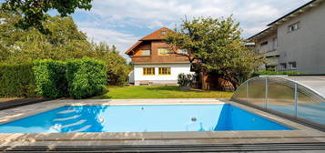 Mehrfamilienoase mit großem Garten, Pool, Weinkeller und 2 Garagen!