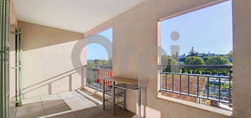 Superbe Appartement de 3 Pièces avec une grande terrasse en Centre Ville de Roquebrune sur Argens avec une place de parking sécurisée