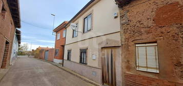 Casa en calle Portugal en Toral de los Guzmanes