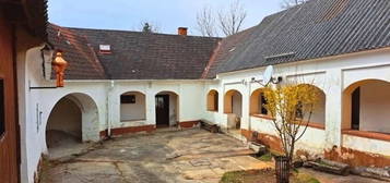 CHARMANTER ARKADENHOF- SANIERUNGSBEDÜRFTIG - 1.715m² EIGENGRUND - RARITÄT