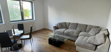 Flat to rent in Edgware Road, London NW2