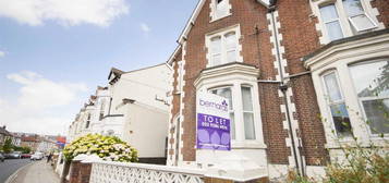 Flat to rent in Victoria Road North, Southsea PO5