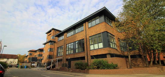 Flat to rent in Knoll Road, Camberley GU15