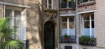 PARIS VII - Rue Oudinot - 2/3 Pièces de Charme - 63m² - Rdc