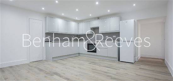 Flat to rent in Wandsworth Road, London SW8