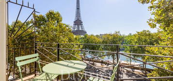 Avenue de New-York. Vue à couper le souffle sur la Tour Eiffel et la Seine pour cet appartement de 146m² avec un large balcon!