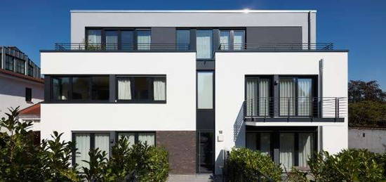 Stilvolle, neuwertige 3,5-Raum-Terrassenwohnung mit lux. Innenausstattung, Balkon und EBK