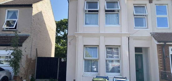 Maisonette to rent in Spencer Road, Wealdstone, Harrow HA3