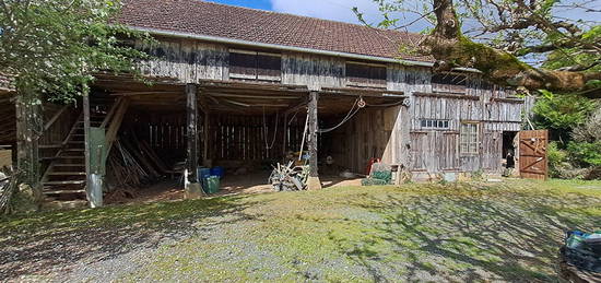 Gourdon Hangar à tabac sur 2000m² de terrain viabilisé.