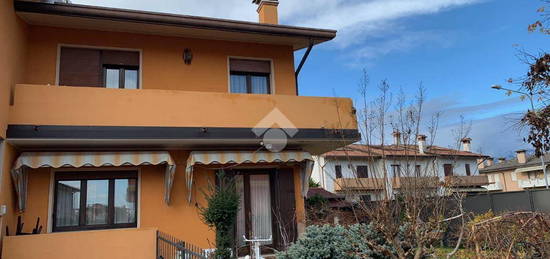 VILLA A SCHIERA D'ANGOLO A ASOLO