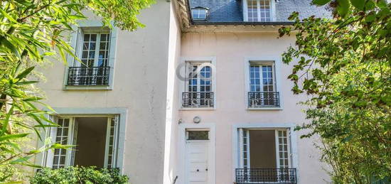 Maison 7 pièce(s) 215 m2