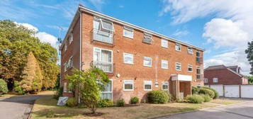 Flat to rent in Horsham Road, Shalford, Guildford GU4