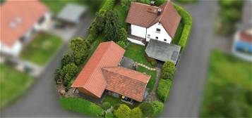 Doppeltes Wohnglück - Einfamilienhaus und Bungalow in Hosenfeld