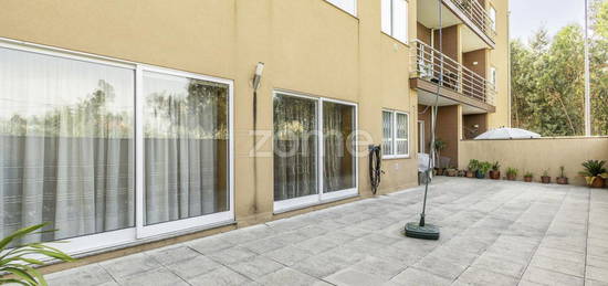 Apartamento T2 com Terraço e garagem, Canelas