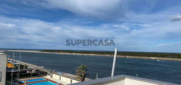 Apartamento T1 na 1ª linha de ria, na Praia da Barra, com terraço de 77m2 com vistas de mar e ria.