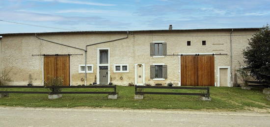 Ancien corps de ferme rénové avec ses 2 granges et son vaste t