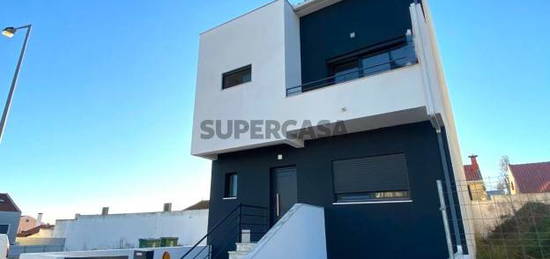 Moradia T4+1 geminada com Piscina, Terraços e Garagem - Atalaia, Montijo