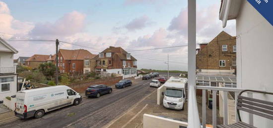 Flat to rent in Cliffe Avenue, Margate CT9