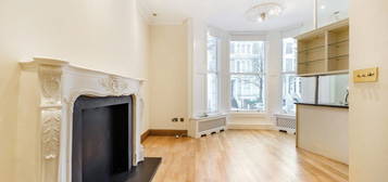 Flat to rent in Chesterton Road, London W10