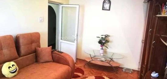 Vand apartament , zona obor , 3 camere , confort 1, decomandat.