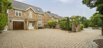 6 bedroom detached house