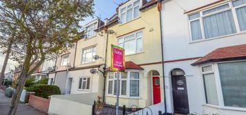 Flat to rent in Glendale Gardens, Leigh-On-Sea SS9