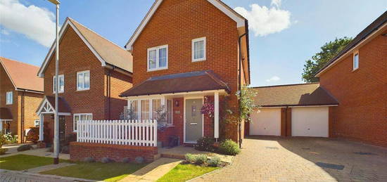 3 bedroom link detached house for sale