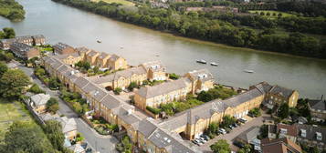 Flat to rent in Malthouse Drive, Chiswick W4