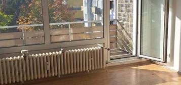 Frisch renovierte 2,5 Raum Wohnung 64 qm + 10 qm Balkon