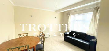 Property to rent in Eastern Avenue, Ilford IG2