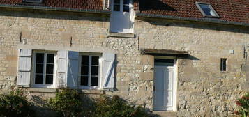 Dans village proche de Longueil Sainte-Marie, maison 2 chambres plus bureau