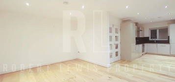 Flat to rent in Seymour Road, London N3