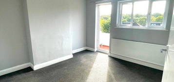 Maisonette to rent in Hampden Way, London N14