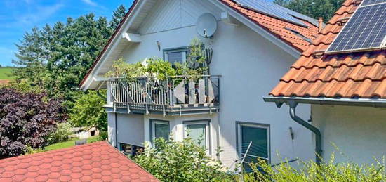 HOCHWERTIGES ZWEIFAMILIENHAUS MIT GARTEN, DOPPELGARAGE, PV-ANLAGE. UVM