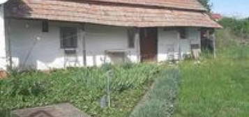 Eladó családi ház Sarud a Kacsóh Pongrác úton 10-ben, 1+1 szobás