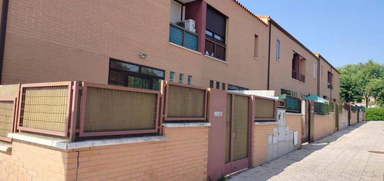 Chalet adosado en venta en calle Cádiz