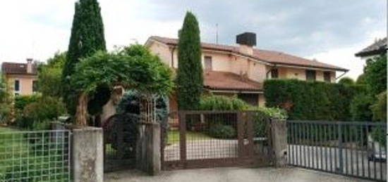 Villa all'asta in via dei Rododendri, 28