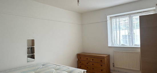 Flat to rent in Wallwood Street, London E14