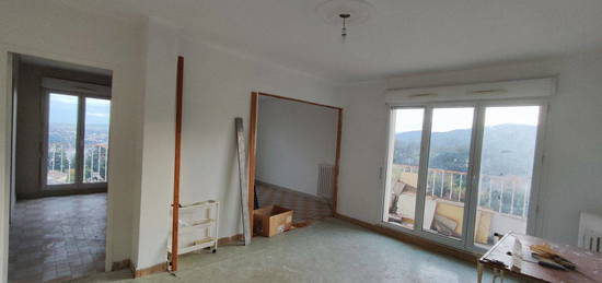 Appartement 81 mètres carrés F5 à finir de rénover très lumineux avec jolie vue chauffage centrale collectif dans l'immeuble au 5e et dernier étage sans ascenseur et places de parking libres