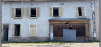 A vendre CHABRELOCHE (63), maison de ville à rénover entièrement